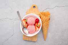 草莓冰奶油味道白色碗设置混凝土