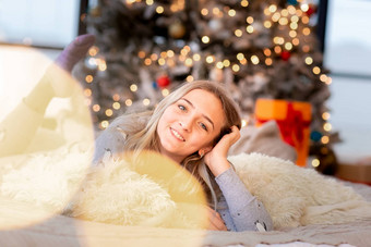 多梦的可爱的青少年女孩圣诞节树孩子穿睡衣做梦树早....