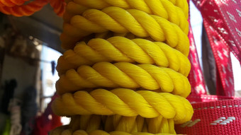 汉克斯线圈明亮的彩色的塑料绳子交织在一起