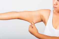 关闭亚洲女人拉多余的脂肪手臂问题腋窝皮肤
