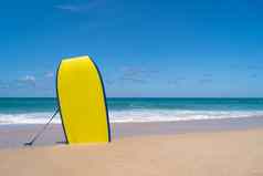 小冲浪板沙子夏天海滩太阳光蓝色的天空