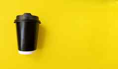 黑色的纸咖啡杯黄色的背景简单的平躺复制空间最小的概念股票照片