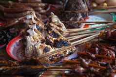 老挝街食物串烧烤鸡鱼鸟