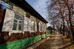 单层木房子雕刻百叶窗俄罗斯风格木房子街俄罗斯小镇