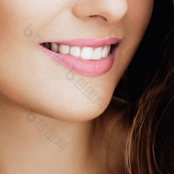 美丽的健康的女微笑完美的自然白色牙齿美脸特写镜头微笑年轻的女人明亮的口红化妆清洁皮肤牙科医疗保健品牌