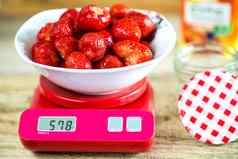 草莓重量准备果酱