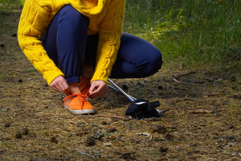 运动徒步旅行女人系鞋带慢<strong>跑鞋</strong>子采取打破徒步旅行秋天森林徒步旅行概念户外生活方式