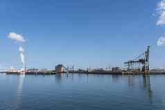 煤炭终端咻大工业起重机处理煤炭运输网状平原港口鹿特丹