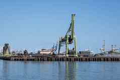 煤炭终端咻大工业起重机处理煤炭运输网状平原港口鹿特丹