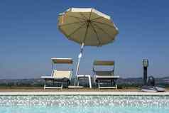 蓝色的游泳池海滩懒人阳伞太阳甲板海视图夏天假期