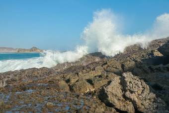 波溅岬海角向海滩危险的现象天上的海滩水冒气泡强度破碎波美自然