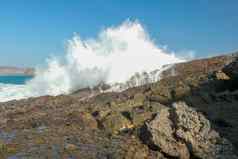 波溅岬海角向海滩危险的现象天上的海滩水冒气泡强度破碎波美自然