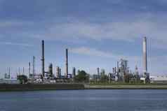 炼油厂塔石化工业植物多云的天空