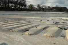 沿海带低潮沙漠区域湿沙子波浪救援运行关闭救援沙子海滩潮间地低潮