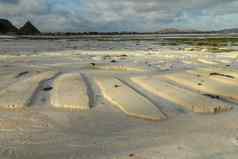 沿海带低潮沙漠区域湿沙子波浪救援运行关闭救援沙子海滩潮间地低潮