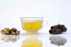 受欢迎的姜黄茶孤立的白色整个成分姜黄粉生蜂蜜肉桂棒排毒身体孤立的白色