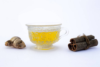 受欢迎的姜黄茶孤立的白色整个成分姜黄粉生蜂蜜肉桂棒排毒身体孤立的白色