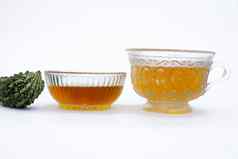 受欢迎的排毒Herbal茶孤立的白色苦瓜苦黄瓜茶孤立的蜂蜜成分