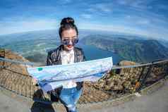 年轻的女旅游地图Rigi山瑞士