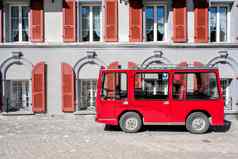 红色的出租车前面火车站策马特瑞士