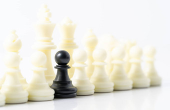 集黑色的白色国际象棋块白色背景
