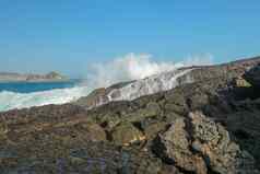 海洋波崩溃熔岩岩石大岛龙目岛印尼
