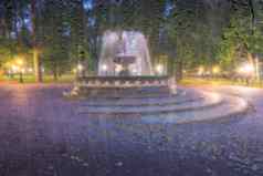 散焦喷泉晚上公园灯多雨的湿