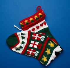 针织明亮彩色的圣诞节袜子礼物蓝色的回来