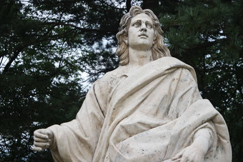 白色大理石雕像男人。公共公园