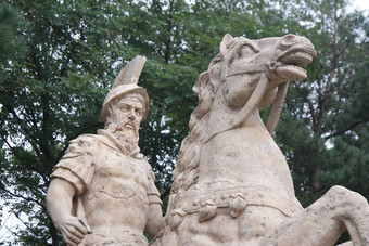 白色大理石雕像古老的男人。骑马