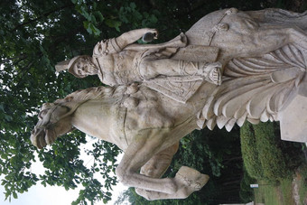 白色大理石雕像古老的男人。持有滚动骑马