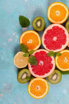 柑橘类水果橙色柠檬葡萄柚石灰蓝色的背景
