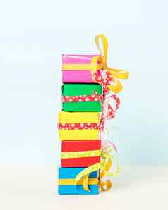 色彩斑斓的礼物盒子堆放柔和的背景