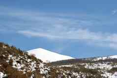 雪山景观完全白雪覆盖的峰会