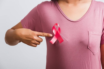 女人穿粉红色的衬衫指出手指粉红色的乳房癌症战争