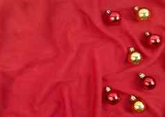 红色的黄金圣诞节球红色的纺织背景