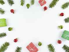 圣诞节平躺复制空间中间假期明信片冷杉树分支机构绿色红色的装饰物礼物盒子wihte背景