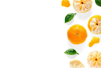 有<strong>创意</strong>的布局橘子Mandarines未剥皮的去皮成熟的橘子Mandarines柑橘叶子孤立的白色背景