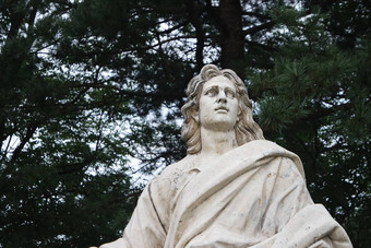 白色大理石雕像男人。公共公园