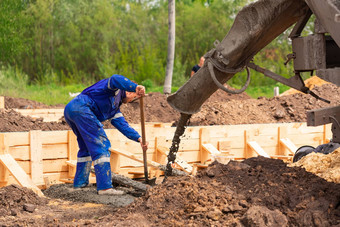 建设工人铺设水泥混凝土基金会模板