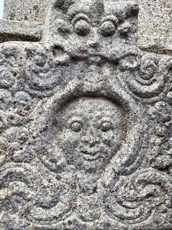 古老的石头雕刻人类脸雕塑发现寺庙墙kapaleeshwarar寺庙泰米尔Nadu石头墙纹理古老的寺庙