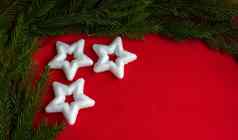 红色的背景白色星星绿色冷杉分支机构概念一年圣诞节