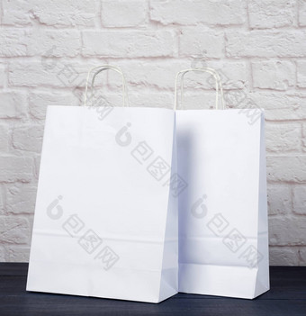 白色纸袋处理白色砖墙背景env