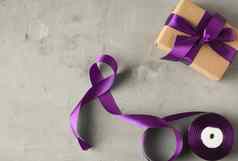 礼物包装棕色（的）卡夫纸系紫色的丝绸