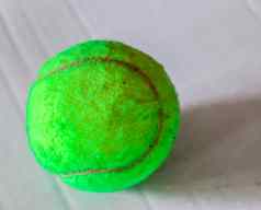 色彩斑斓的网球球前面白色纸背景
