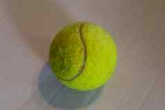 色彩斑斓的网球球前面白色纸背景