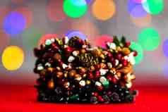 色彩斑斓的装饰圣诞节花环孤立的背景