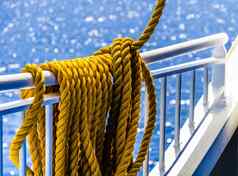 黄色的编织绳子挂船栏杆