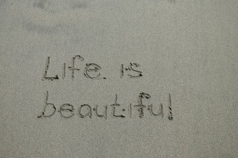 生活美丽的积极的思考概念鼓舞人心的报价写沙子