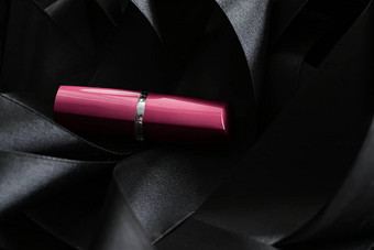 粉红色的<strong>口红黑色</strong>的丝绸背景奢侈品化妆漂亮的东西或人